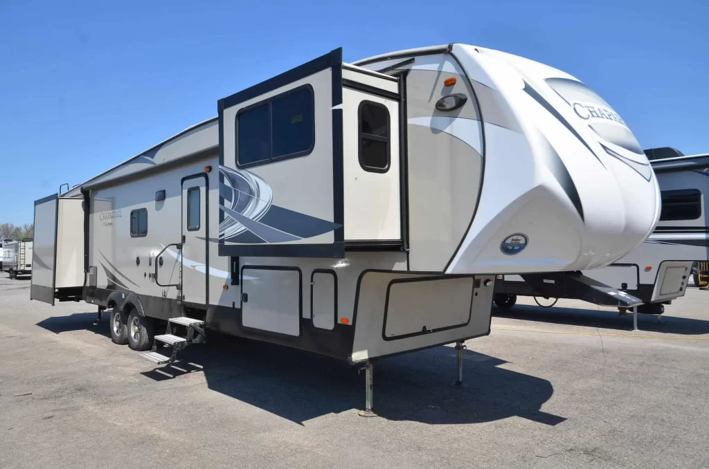 A 5th wheel trailer.